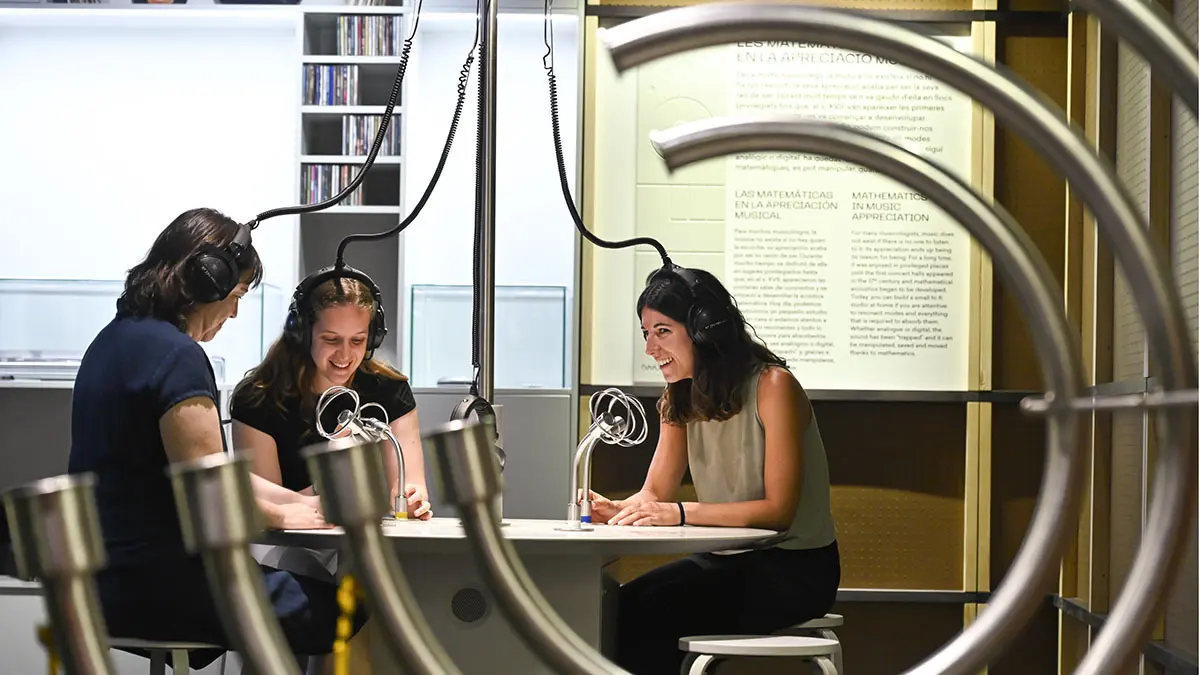Uno de los ámbitos de la exposición permite distorsionar la voz de los visitantes - Fundación "la Caixa"