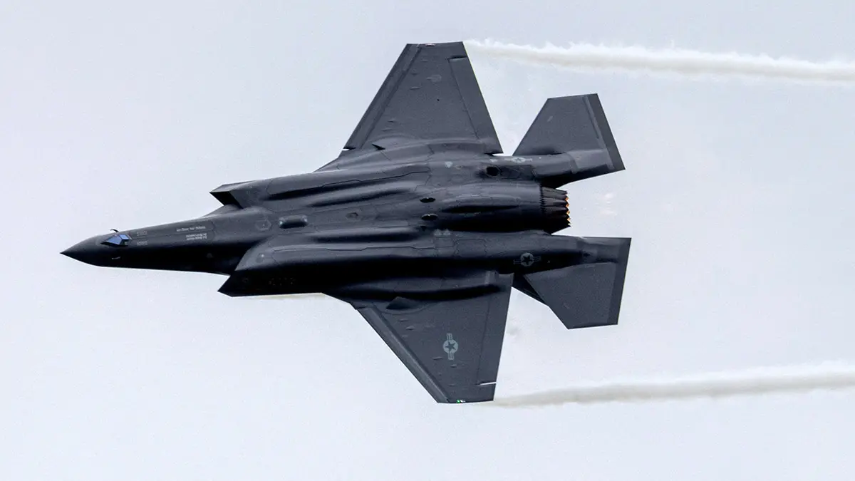 <p>Un avión de combate Lockheed Martin F-35 se presenta durante la Exposición Aeroespacial Internacional ILA en el día de apertura en el Aeropuerto de Schoenefeld en Berlín, Alemania, el 5 de junio de 2024 - REUTERS/ AXEL SCHMIDT</p>