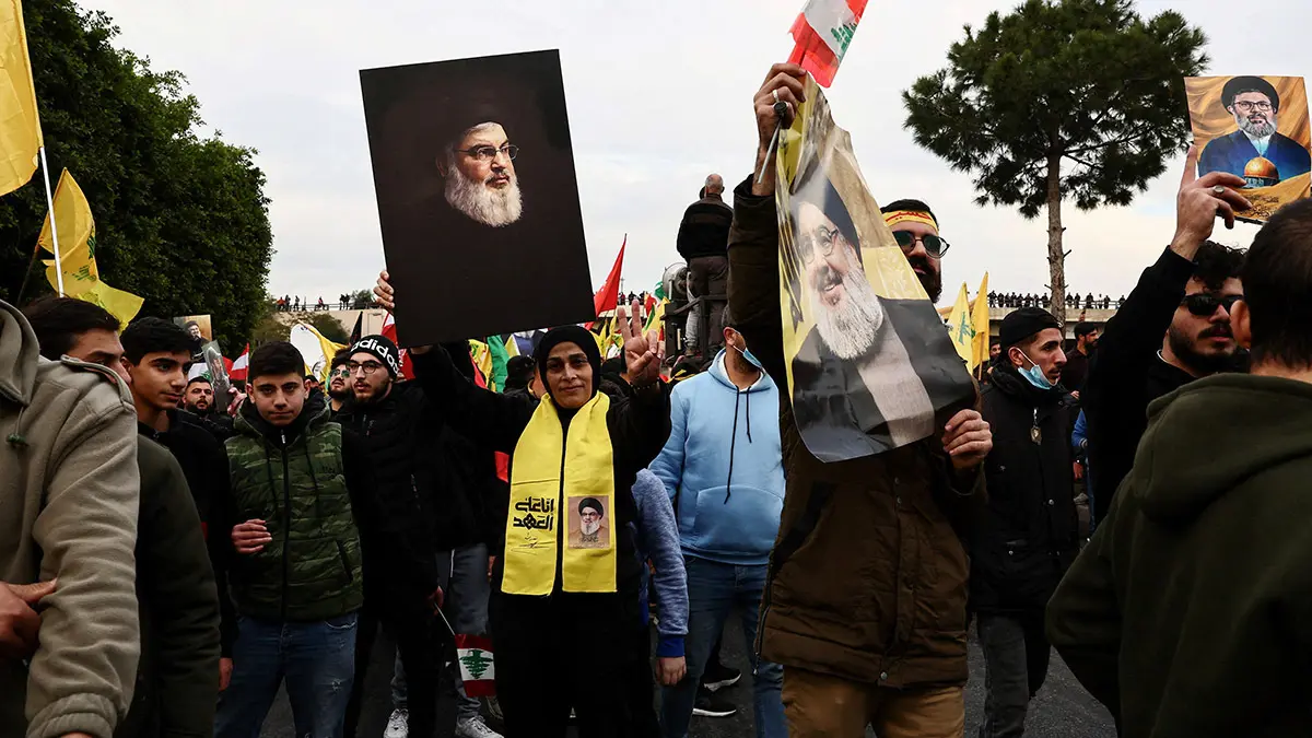 Partidarios de Hezbolá llevan imágenes del difunto líder de Hezbolá Sayyed Hassan Nasrallah, en una protesta organizada por ellos contra lo que dijeron que era una violación de la soberanía nacional, cerca del aeropuerto internacional de Beirut, Líbano - REUTERS/EMILIE MADI