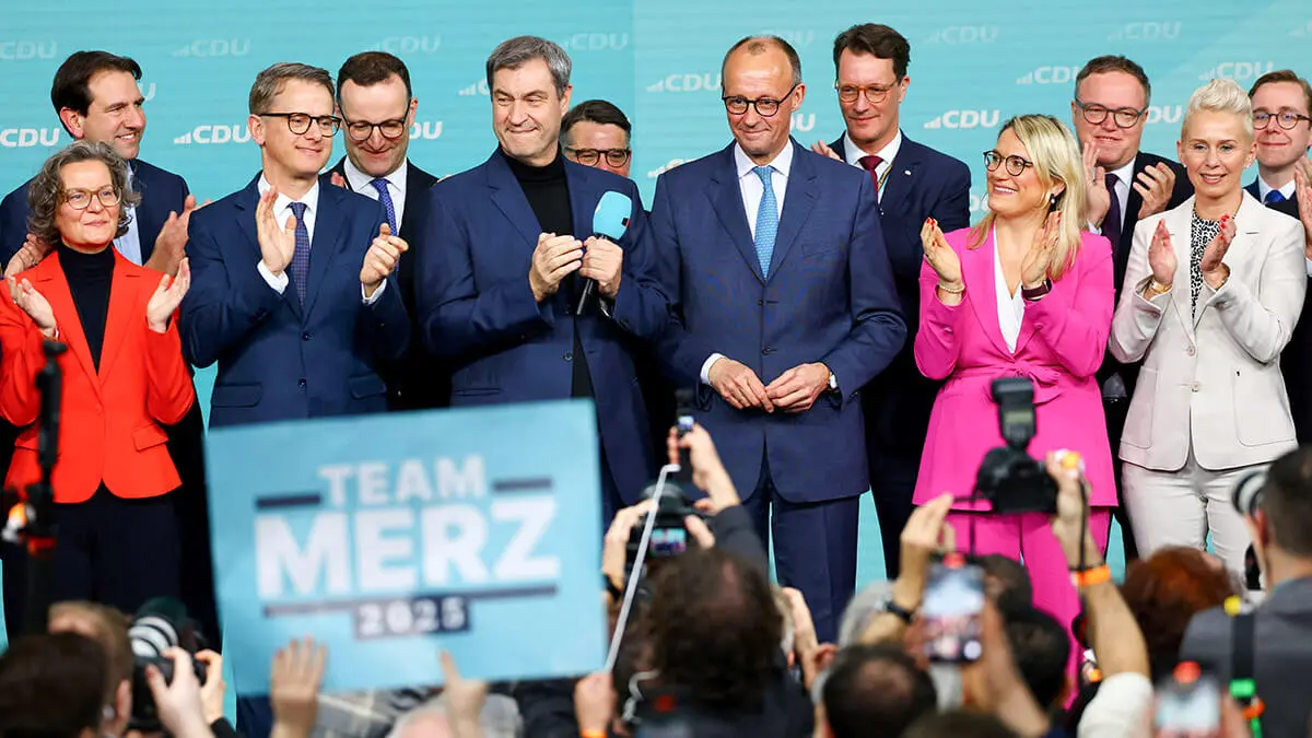 <p>El candidato conservador alemán a canciller y líder del partido Unión Demócrata Cristiana (CDU), Friedrich Merz, y el primer ministro del estado bávaro y líder de la Unión Social Cristiana (CSU), Markus Soeder, reaccionan después de que se anunciaran los resultados de la encuesta de salida para las elecciones generales de 2025, en Berlín, Alemania, el 23 de febrero de 2025 - REUTERS/FABRIZO BENSCH</p>
