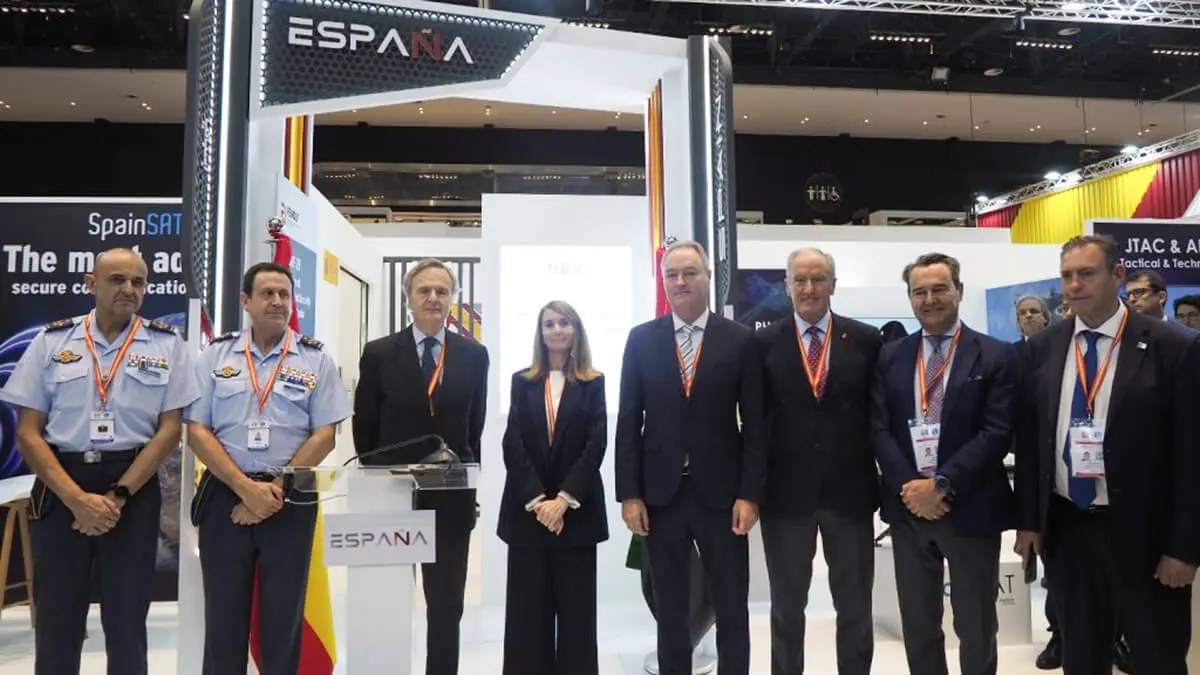 El presidente de la Comisión de Defensa del Congreso, Alberto Fabra, quinto por la izquierda, y los portavoces del PSOE, PP y Vox han visto en IDEX con sus propios ojos la inmensa oferta de sistemas de armas y equipamientos militares - PHOTO/TEDAE 