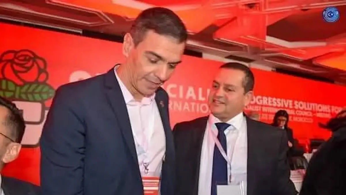 El ministro de Asuntos Exteriores de Libia, Dr. Abdul Hadi Al-Hawaij, con Pedro Sánchez en la reunión de la Internacional Socialista en Rabat