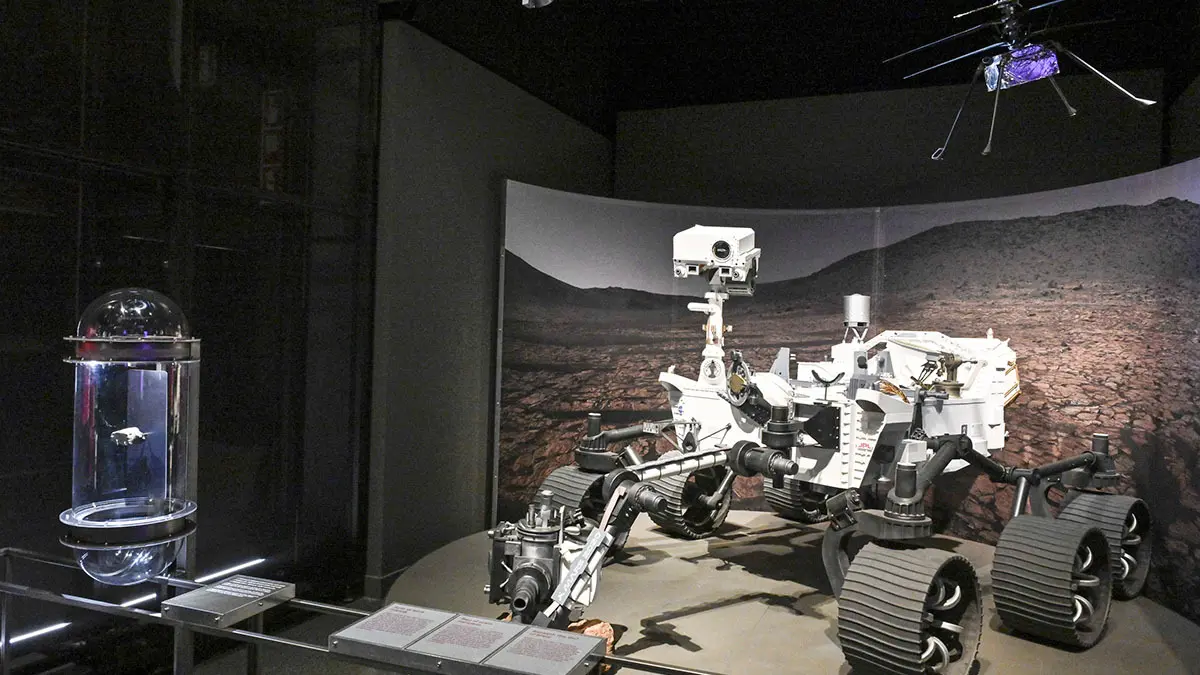 Maquetas del Perseverance, Ingenuity y meteorito real de Marte - PHOTO/ Fundación "la Caixa"