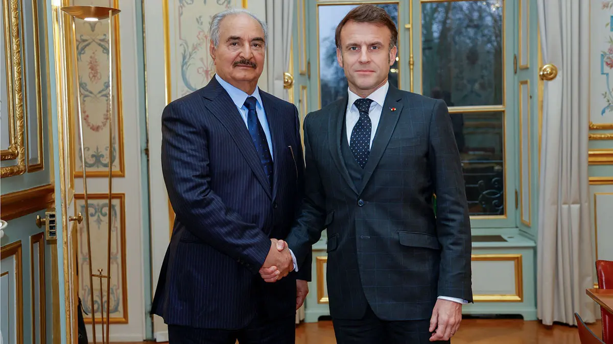 El comandante en jefe de las Fuerzas Armadas, mariscal de campo Jalifa Abu al-Qassem Haftar, se reunió con el presidente francés Emmanuel Macron durante su visita oficial a la República de Francia <br />
PHOTO/ REDES SOCIALES