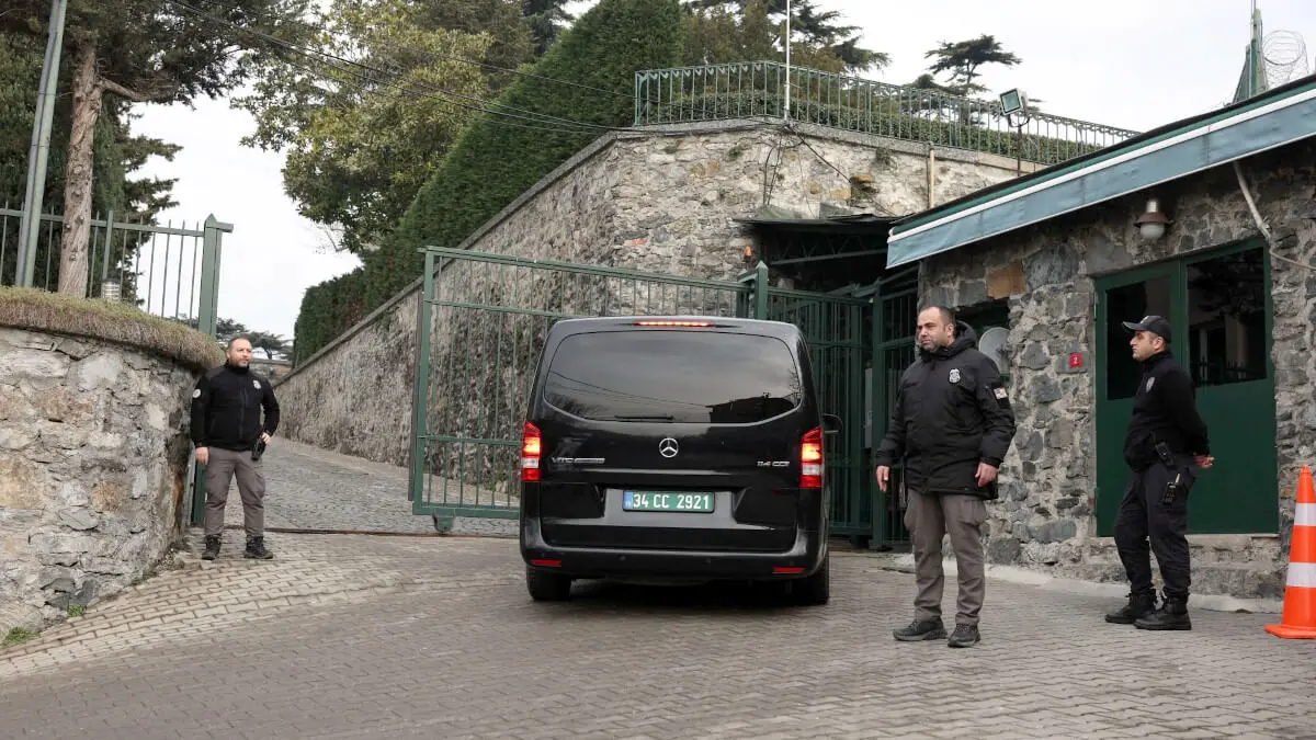 Un vehículo que transporta a la delegación rusa llega a la residencia del Cónsul General de Estados Unidos en Estambul, Turquía, el 27 de febrero de 2025 - REUTERS/ DILARA SENKAYA