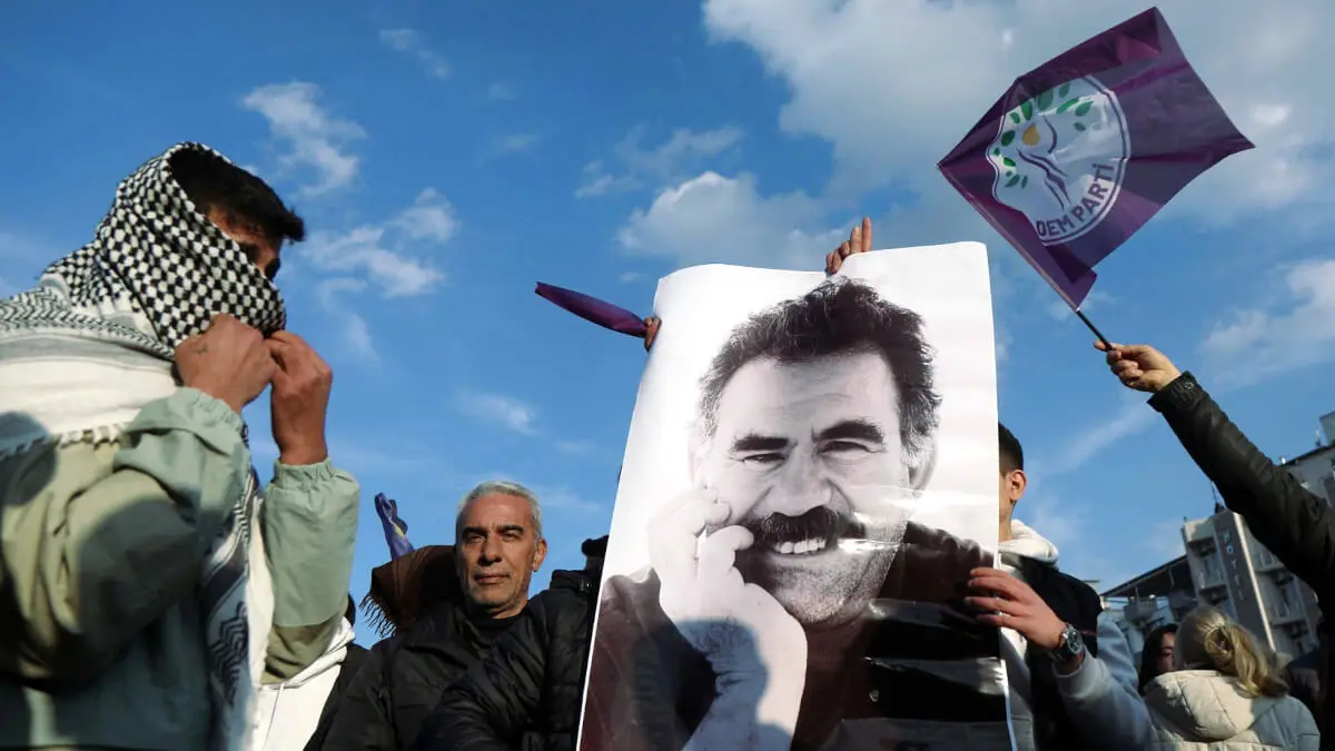 Un manifestante sostiene una foto del líder militante kurdo encarcelado Abdullah Ocalan durante una manifestación en Diyarbakir, Turquía, 27 de febrero de 2025 - REUTERS/SERTAC KAY