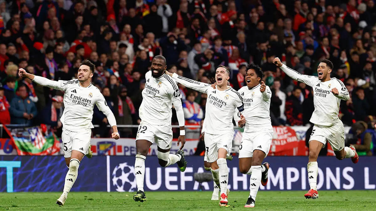 <p>Antonio Rüdiger (D) celebra con sus compañeros tras ganar la tanda de penaltis durante el partido de vuelta de los octavos de final de la UEFA Champions League entre el Club Atlético de Madrid y el Real Madrid CF en el estadio Metropolitano de Madrid el 12 de marzo de 2025 - REUTERS/JUAN MEDINA </p>