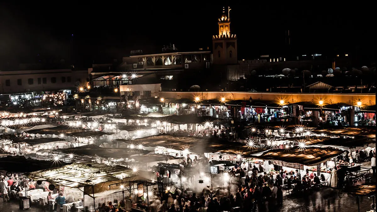 Plaza de Jemaa el Fna en Marrakech, Marruecos - <a href="https://depositphotos.com/es/?/">Depositphotos</a>