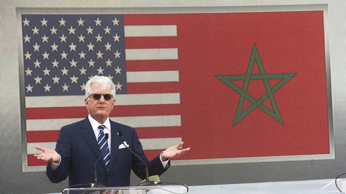 <p>Fotografía de archivo, el embajador de EE. UU. en Marruecos, David T. Fischer, habla con los medios a su llegada a Dajla, Sáhara Occidental administrado por Marruecos, el domingo 10 de enero de 2021 - AP/NOUDERLINE ABAKCHOU </p>