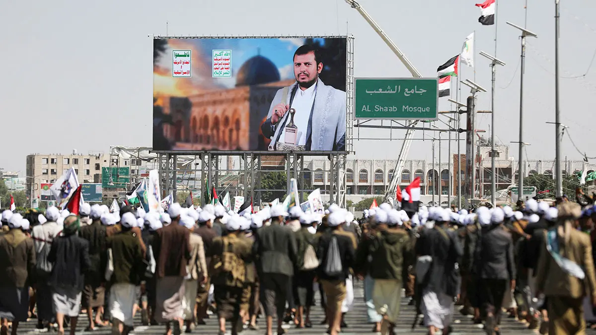 Una pantalla muestra un cartel del líder hutí, Abdul-Malik al-Houthi, durante una ceremonia que conmemora el décimo aniversario de la toma del poder por los hutíes en Saná, Yemen, el 21 de septiembre de 2024 - REUTERS/ KHALED ABDULLAH