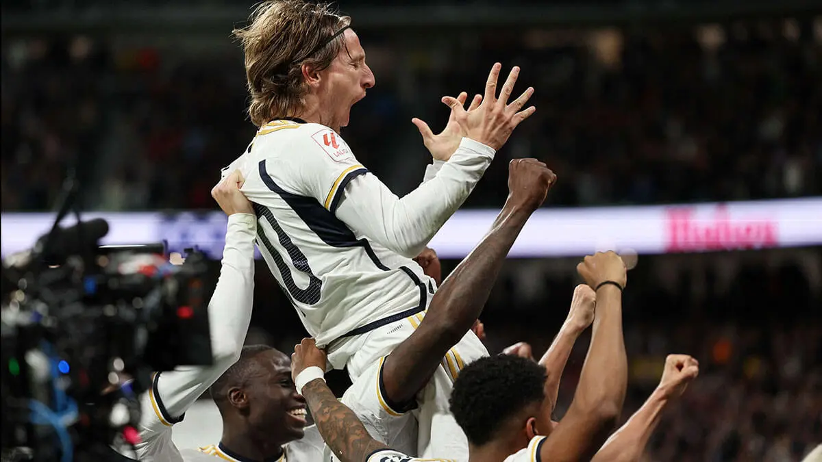 Luka Modric del Real Madrid celebra su primer gol con sus compañeros en el partido Real Madrid vs Sevilla el 25 de febrero de 2025 - REUTERS/ VIOLETA SANTOS MOURA