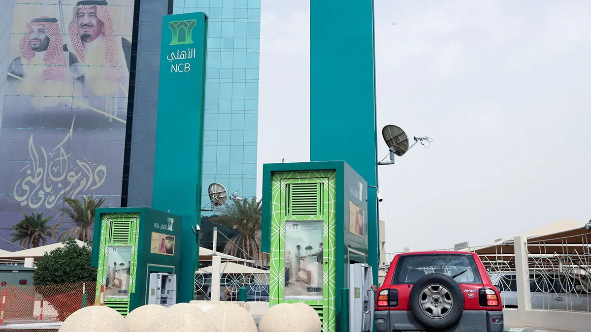 Un hombre en un automóvil retira dinero de un cajero automático afuera del Banco Comercial Nacional Saudí (NCB) - REUTERS/AHMED YOSRI