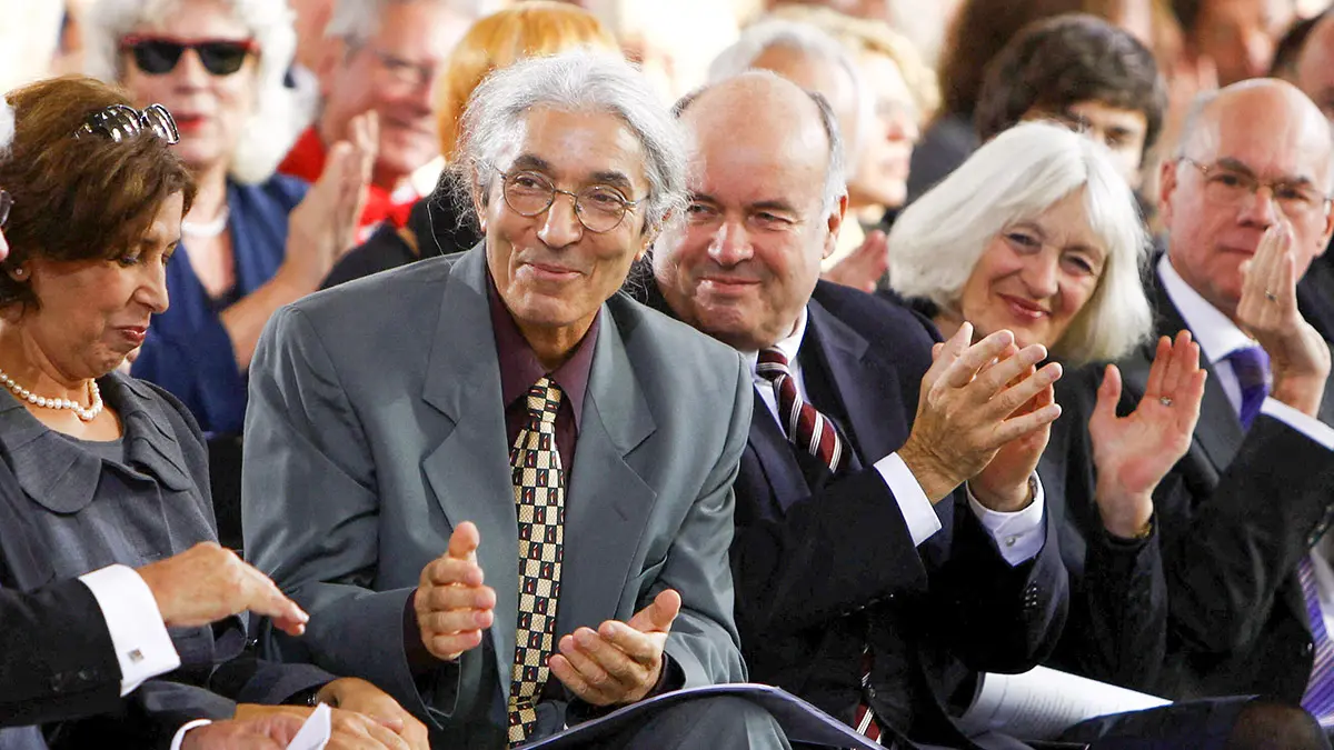 El escritor argelino Boualem Sansal (C) recibe aplausos del público tras ganar el Premio de la Paz de la asociación alemana de libreros Friedenspreis des Deutschen Buchhandels durante una ceremonia en Frankfurt el 16 de octubre de 2011 - REUTERS/ KAI PFAFFENBACH