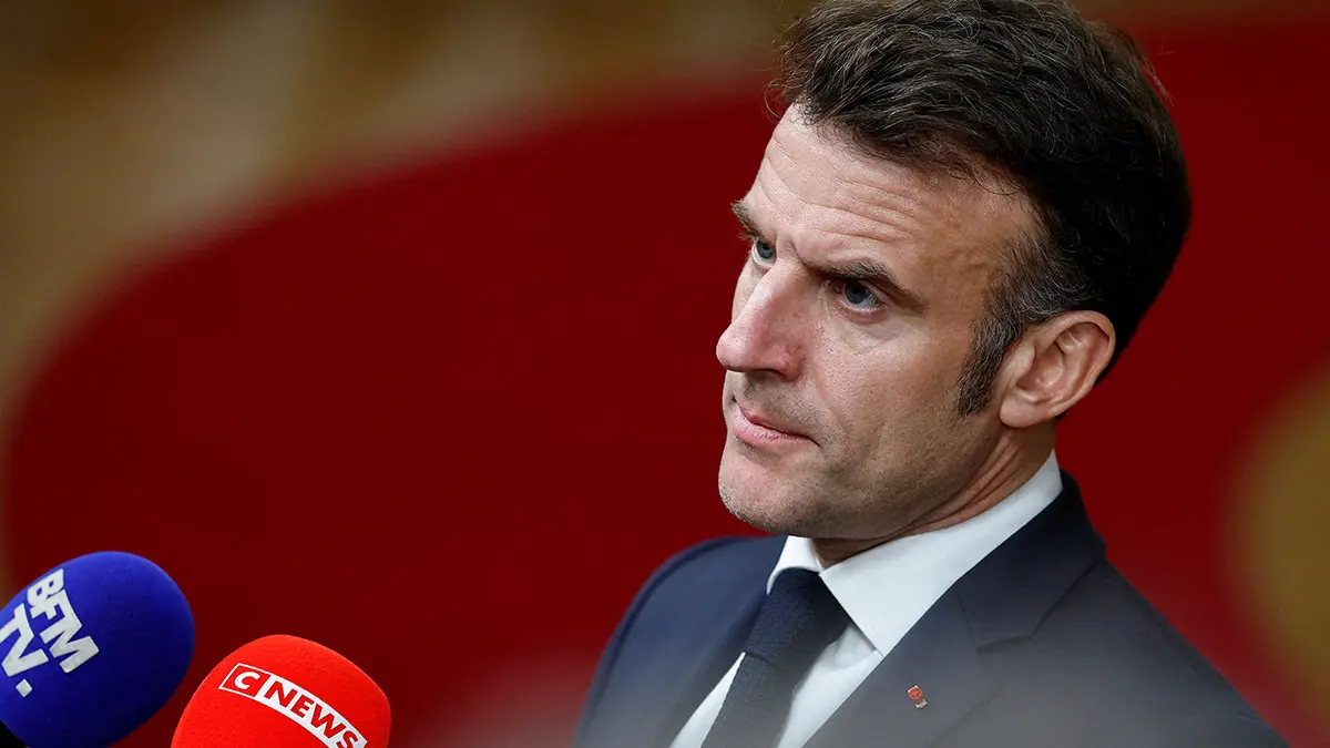 El presidente franc&eacute;s, Emmanuel Macron, habla con miembros de los medios de comunicaci&oacute;n el d&iacute;a de una cumbre de la Uni&oacute;n Europea en Bruselas, B&eacute;lgica, el 20 de marzo de 2025 - REUTERS/ STEPHANIE LECOCQ