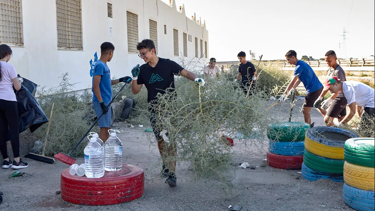 Jóvenes beneficiarios del proyecto Aljadid, Nuevos Caminos, de la Asociación Ítaca para el Desarrollo e Inclusión de la Infancia y Juventud (Almería), rehabilitando un espacio común - PHOTO/ David Momblan, Fundación "la Caixa"