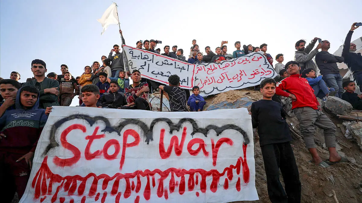Protesta para exigir el fin de la guerra, coreando consignas contra Hamás, en Beit Lahiya, el 26 de marzo de 2025 - PHOTO/ REUTERS