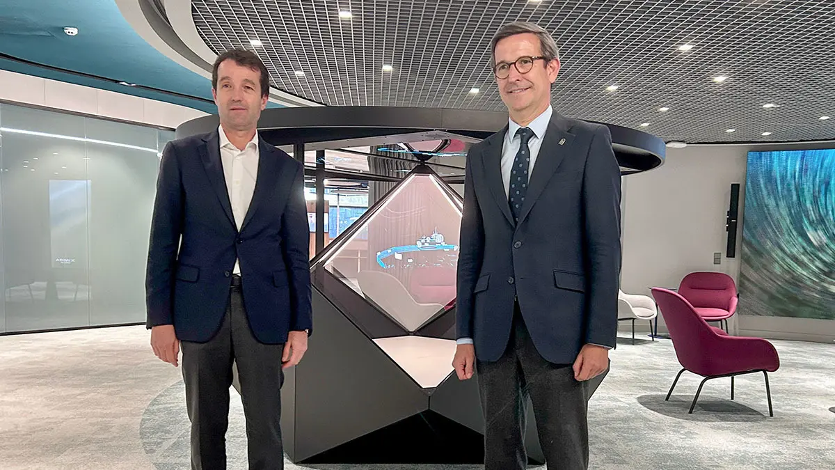 Ángel Escribano, presidente ejecutivo de Indra Group y Jorge Paradela, consejero de Industria de la Junta de Andalucía - PHOTO/INDRA