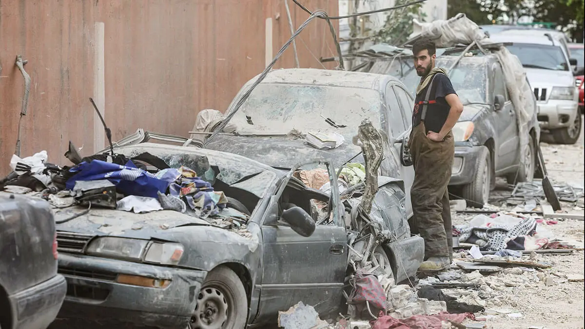 Una persona se encuentra cerca de veh&iacute;culos da&ntilde;ados tras un ataque a&eacute;reo israel&iacute;, en Beirut, L&iacute;bano, el 1 de abril de 2025 - REUTERS/ MOHAMED AZAKI