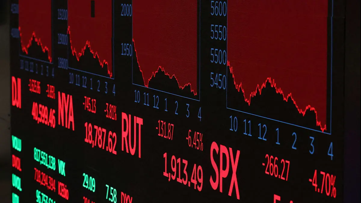 Una pantalla muestra los índices bursátiles de la Bolsa de Valores de Nueva York (NYSE) en la ciudad de Nueva York, EE.UU., el 3 de abril de 2025 - REUTERS/ BRENDAN McDERMID