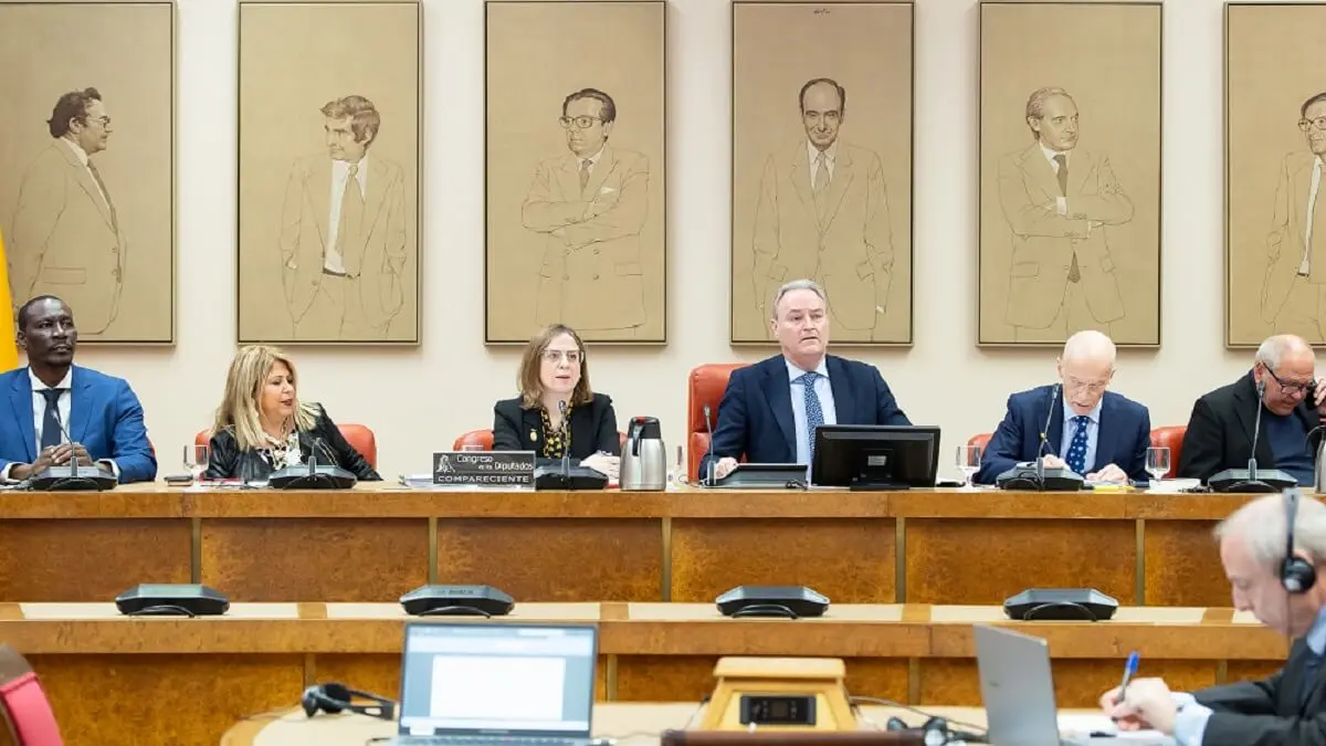 El presidente de la Comisión de Defensa, Alberto Fabra, transmitió a la secretaria de Estado de Comercio el malestar de los portavoces por tardar en remitir el informe de las exportaciones de defensa de 2023 - PHOTO/Congreso de los Diputados