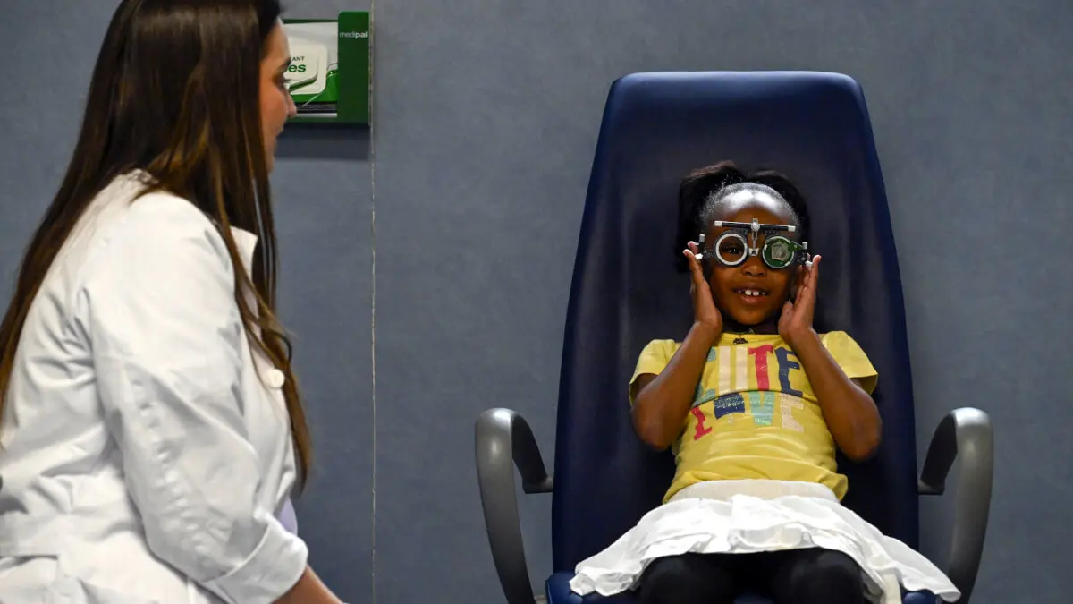 <p>Una niña se examina de la vista con una oftalmóloga del Hospital Clínic de Barcelona - PHOTO/ FUNDACIÓN LA CAIXA</p>

