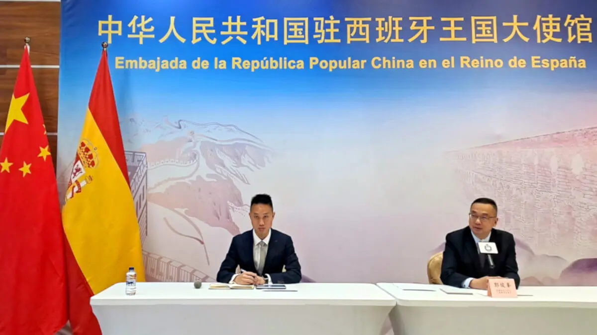 Dominic Leung Lap-hang (izda.), director de comunicación de la Oficina de Inmigración de Hong-Kong, junto a Benson Kwok Joon-fung (der.), director de Inmigración de la Región Administrativa Social de Hong-Kong – PHOTO/ENRIQUE FERNÁNDEZ