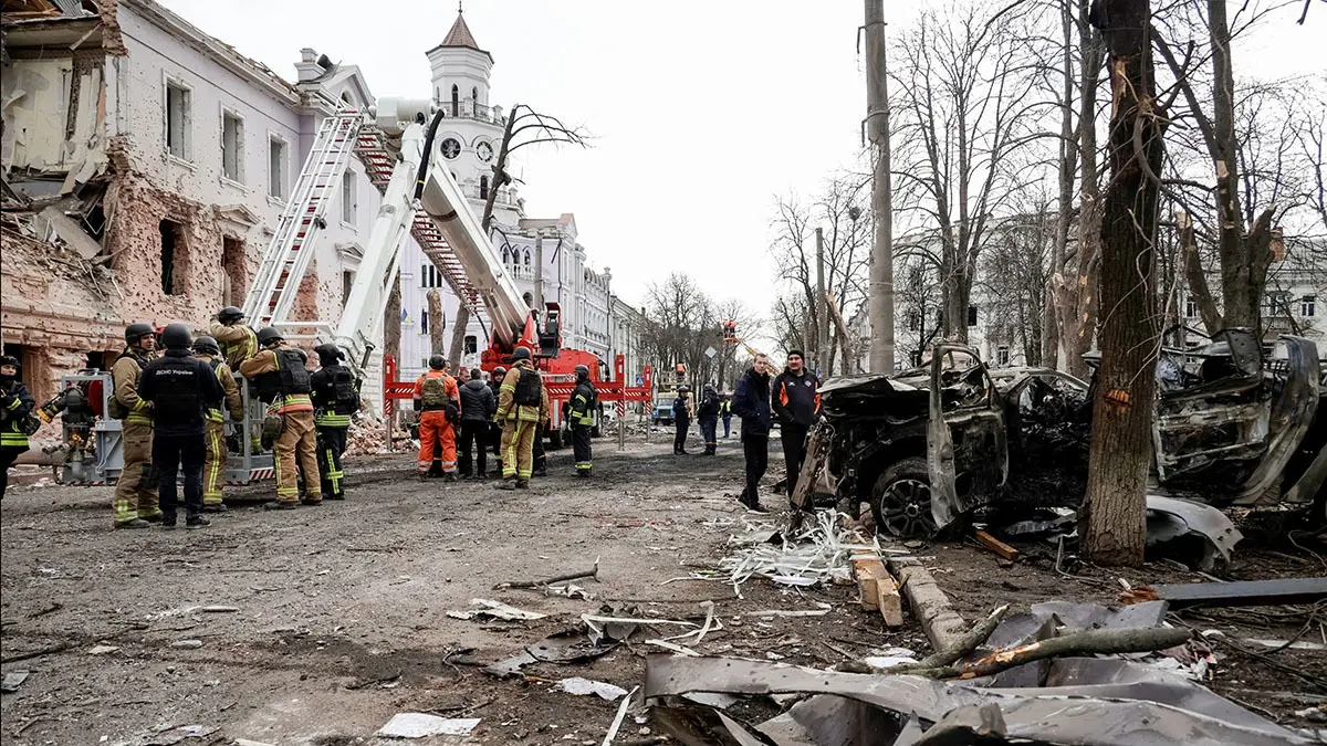 Miembros de los servicios de emergencia trabajan en el lugar de un ataque con misiles rusos, en medio del ataque de Rusia contra Ucrania, en Sumy, Ucrania, el 13 de abril de 2025 - REUTERS/ SOFIIA GATILOVA