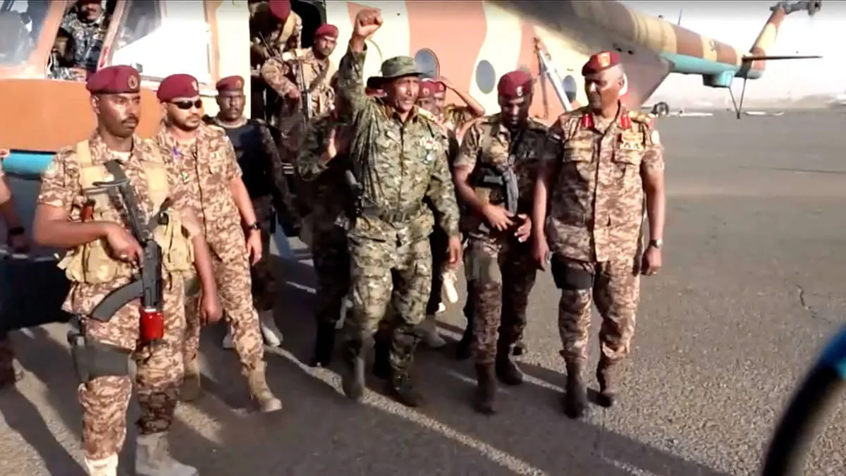 Abdel Fattah al-Burhan, levanta el pu&ntilde;o tras descender de un helic&oacute;ptero en la capital, Jartum, Sud&aacute;n, el 26 de marzo de 2025 - Consejo Soberano de Sud&aacute;n v&iacute;a REUTERS