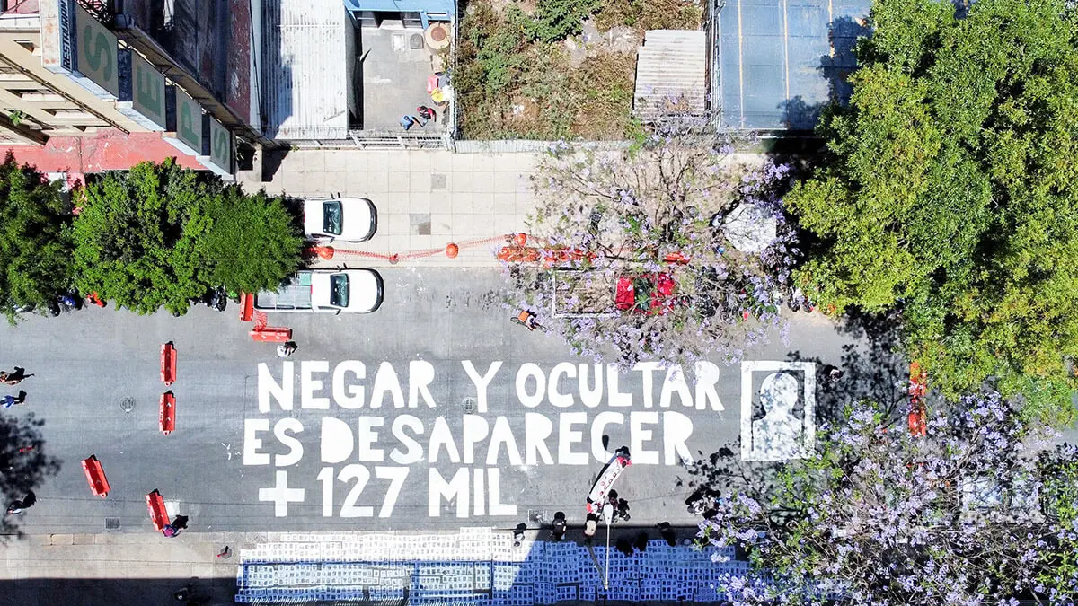Una vista de dron muestra el mensaje Negar y ocultar es desaparecer +127 mil pintado por miembros de colectivos que buscan a personas desaparecidas frente al Senado mexicano - REUTERS/ RAQUEL CUNHA 