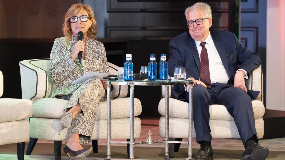 Mireia Arroyo, directora de Asuntos Institucionales, Comunicación y Marketing de Gestamp y Francisco Gil Comes, presidente de Gil Comes - ATALAYAR/GUILLERMO LÓPEZ