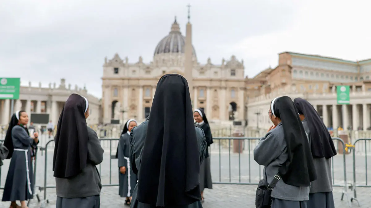 <p>Plaza de San Pedro en el Vaticano, antes del cónclave para elegir al próximo Papa, visto desde Roma, Italia, el 4 de mayo de 2025 - REUTERS/MURAD SEZER </p>