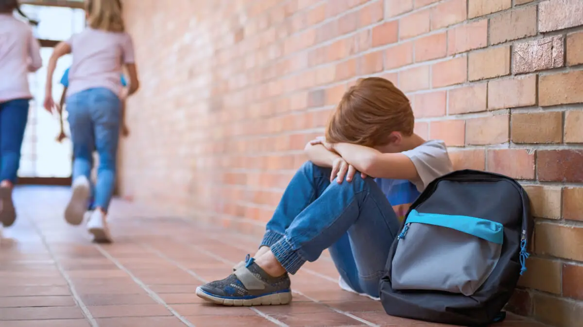 <p>Niño solo en el patio de una escuela – PHOTO/SHUTTERSTOCK /RIDO</p>