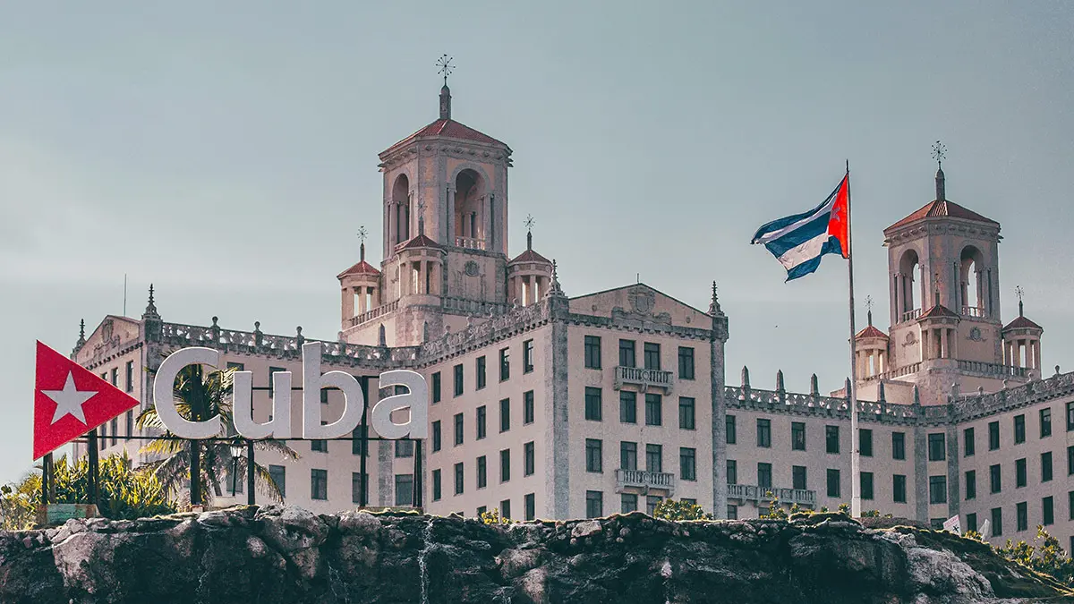 <p>La Habana, Cuba <a target="_blank" href="https://www.pexels.com/es-es/foto/edificio-de-hormigon-blanco-bajo-un-cielo-azul-1637122/">https://www.pexels.com/es-es/foto/edificio-de-hormigon-blanco-bajo-un-cielo-azul-1637122/</a> </p>