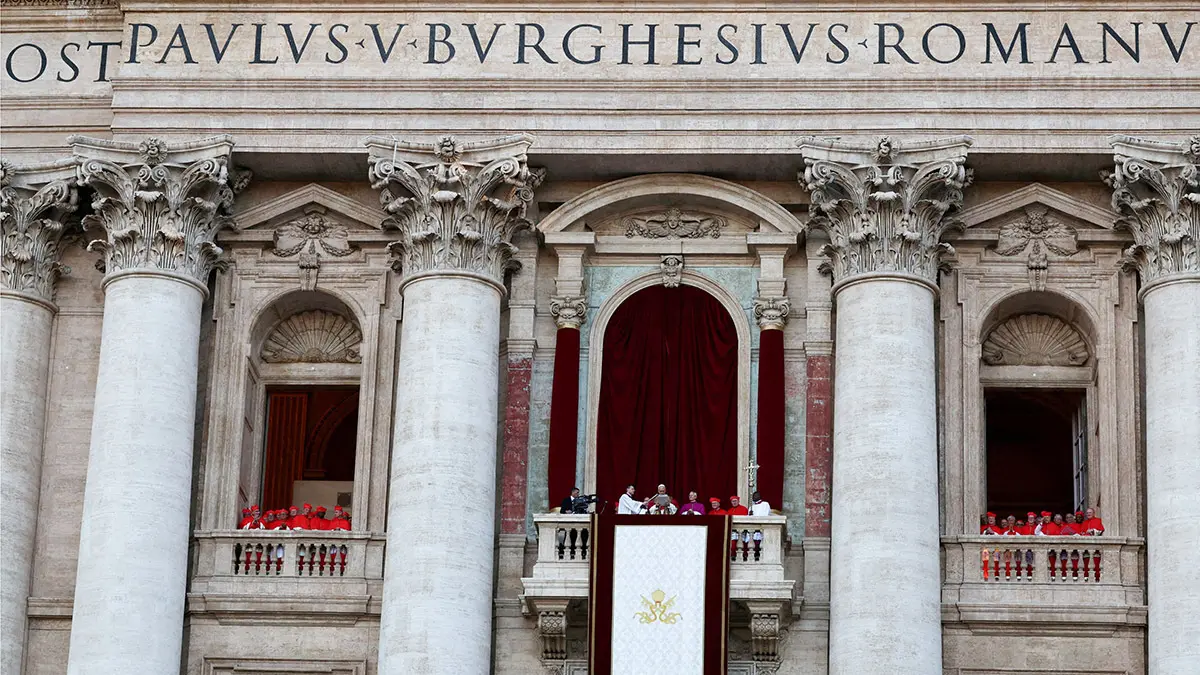 El papa León XIV, el cardenal Robert Prevost de los Estados Unidos, pronuncia el mensaje Urbi et Orbi (a la ciudad y al mundo) desde el balcón de la Basílica de San Pedro, en el Vaticano, el 8 de mayo de 2025 - REUTERS/ YARA NARDI