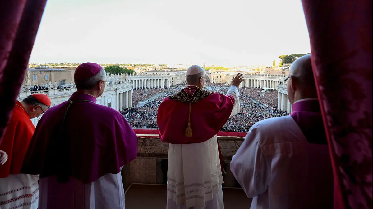 El recién elegido papa León XIV, el cardenal Robert Prevost de los Estados Unidos, saluda desde el balcón de la Basílica de San Pedro, en El Vaticano, el 8 de mayo de 2025 - PHOTO/ VATICAN MEDIA/FRANCESCO SFORZA