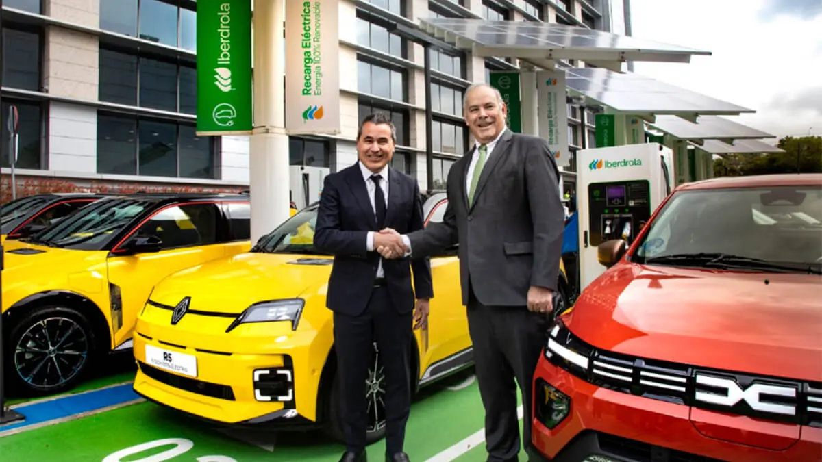 Josep María Recasens, presidente y director general de Renault Group España, y Mario Ruiz Tagle, CEO de Iberdrola España - PHOTO/IBERDROLA
