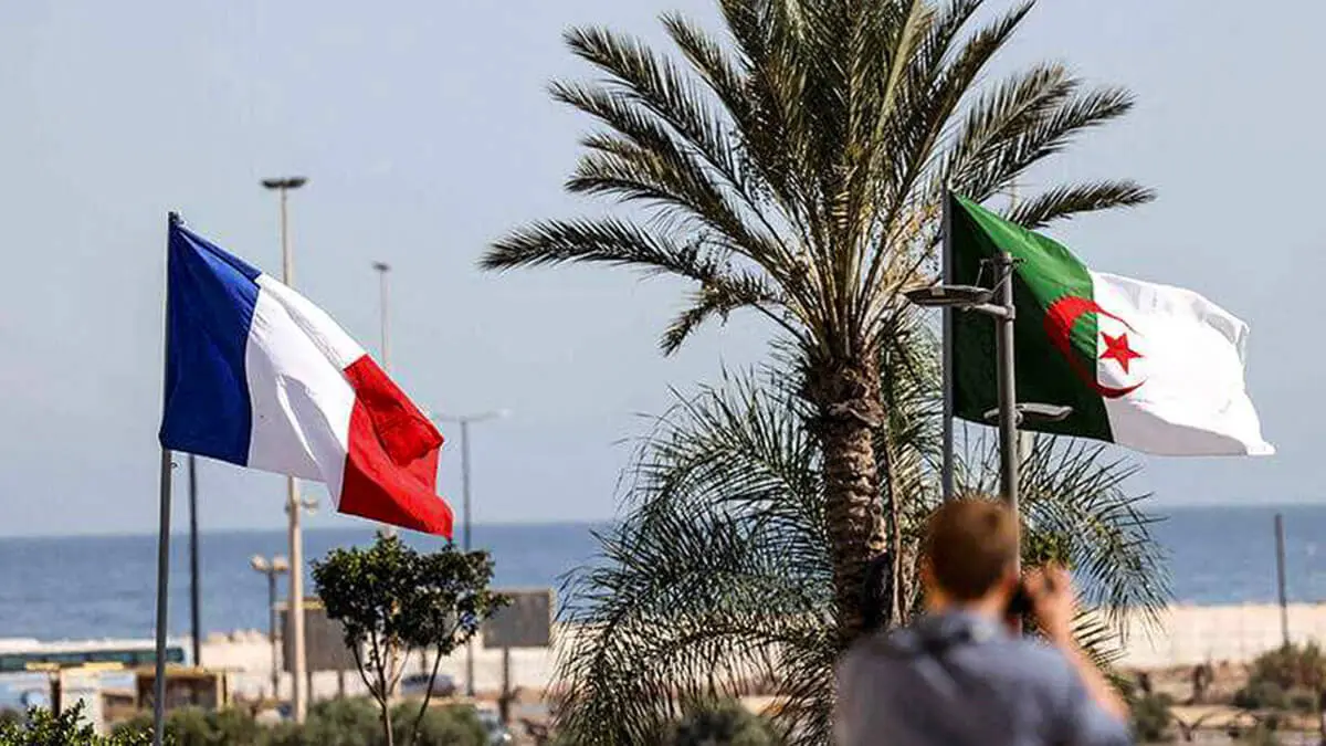 Banderas de Argelia y Francia - PHOTO/ARCHIVO