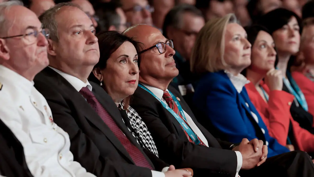 <p>Margarita Robles y el ministro de Industria, Jordi Hereu, escucharon sentados los breves discursos de los responsables de la Fundación FEINDEF, pero no tomaron la palabra en la ceremonia de inauguración - PHOTO/MDE-Marco Romero </p>