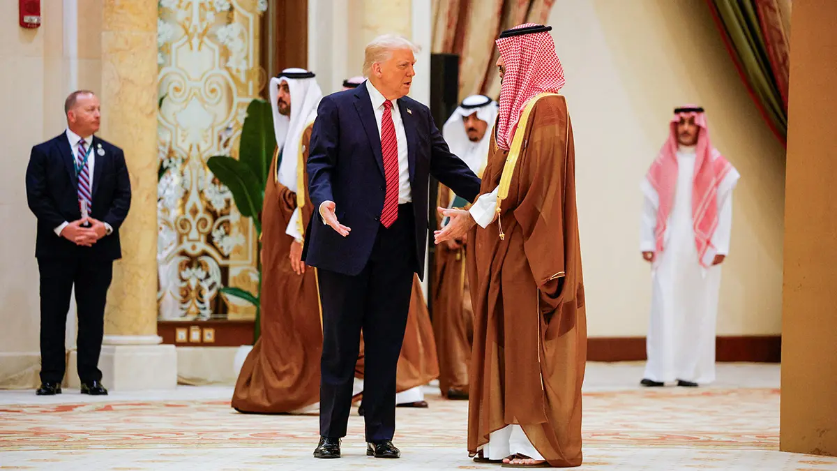 El presidente de Estados Unidos, Donald Trump, junto al príncipe heredero saudí, Mohammed Bin Salman, mientras asisten a una cumbre del CCG en Riad, Arabia Saudita, el 14 de mayo de 2025 - REUTERS/ BRIAN SNYDER