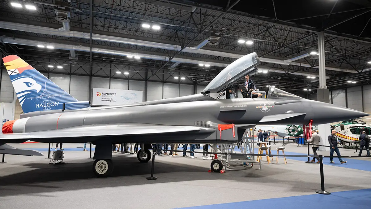 Maqueta del avión de combate Eurofighter, lleva en su cola la alusión al programa Halcón II que, junto a Halcón I, sustituirá a los F/A-18A y EF-18M del Ejército del Aire y del Espacio español - PHOTO/ATALAYAR
