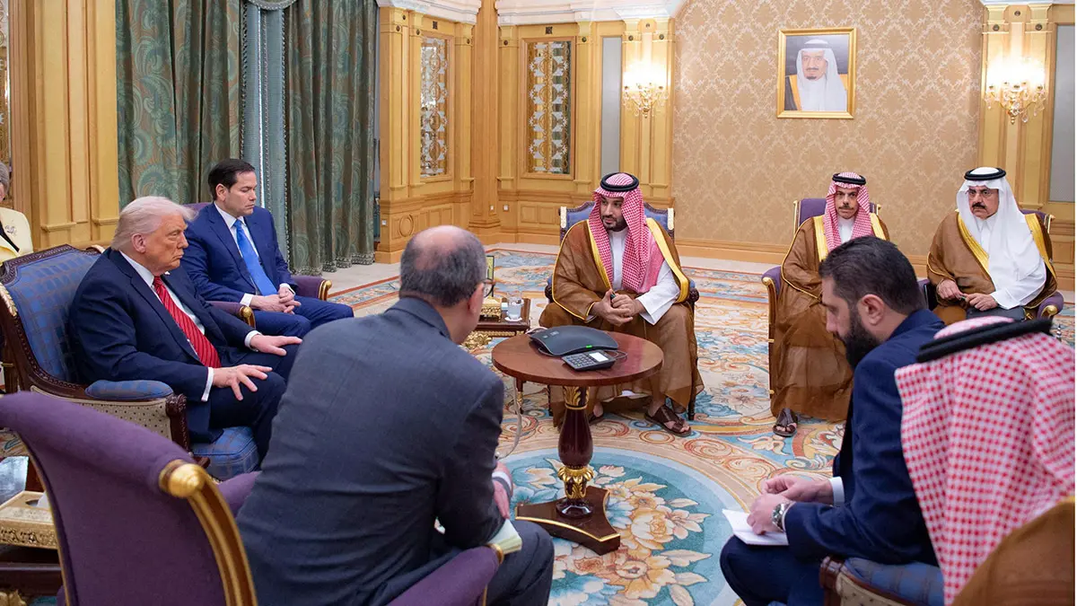 El presidente sirio, Ahmed al-Sharaa, se reúne con el presidente estadounidense, Donald Trump, y el príncipe heredero saudí, Mohammed Bin Salman, en Arabia Saudí - Agencia de Prensa Saudí vía REUTERS
