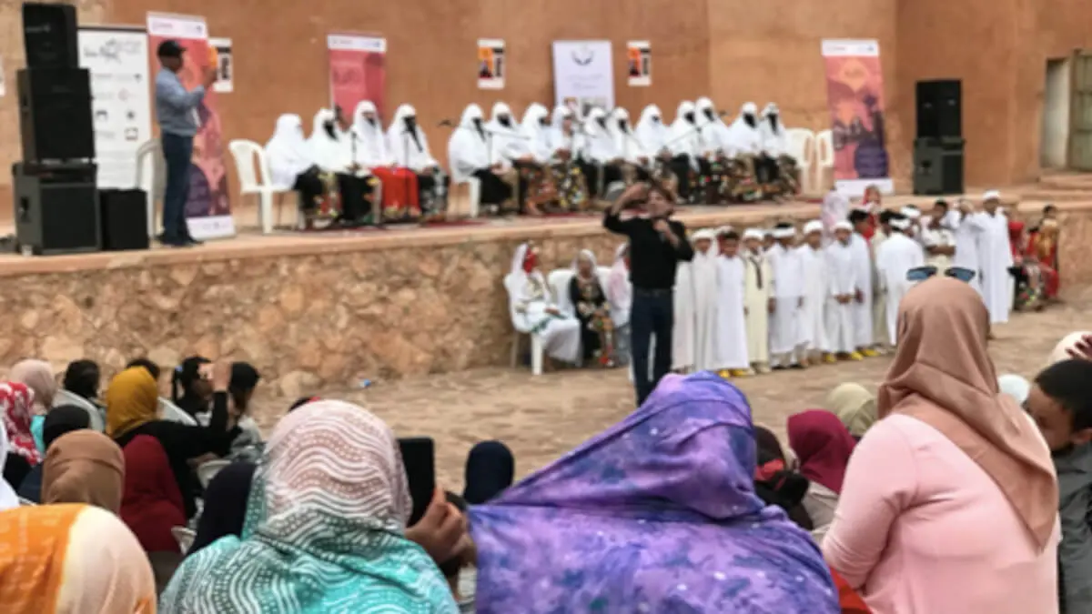 Miembros de la comunidad de todas las edades se reúnen en Telouet (Marruecos) para una sesión de diálogo participativo durante la Gira del Patrimonio del Sur, organizada en octubre de 2022 como parte del programa Dakira, financiado por USAID. Foto: HAF