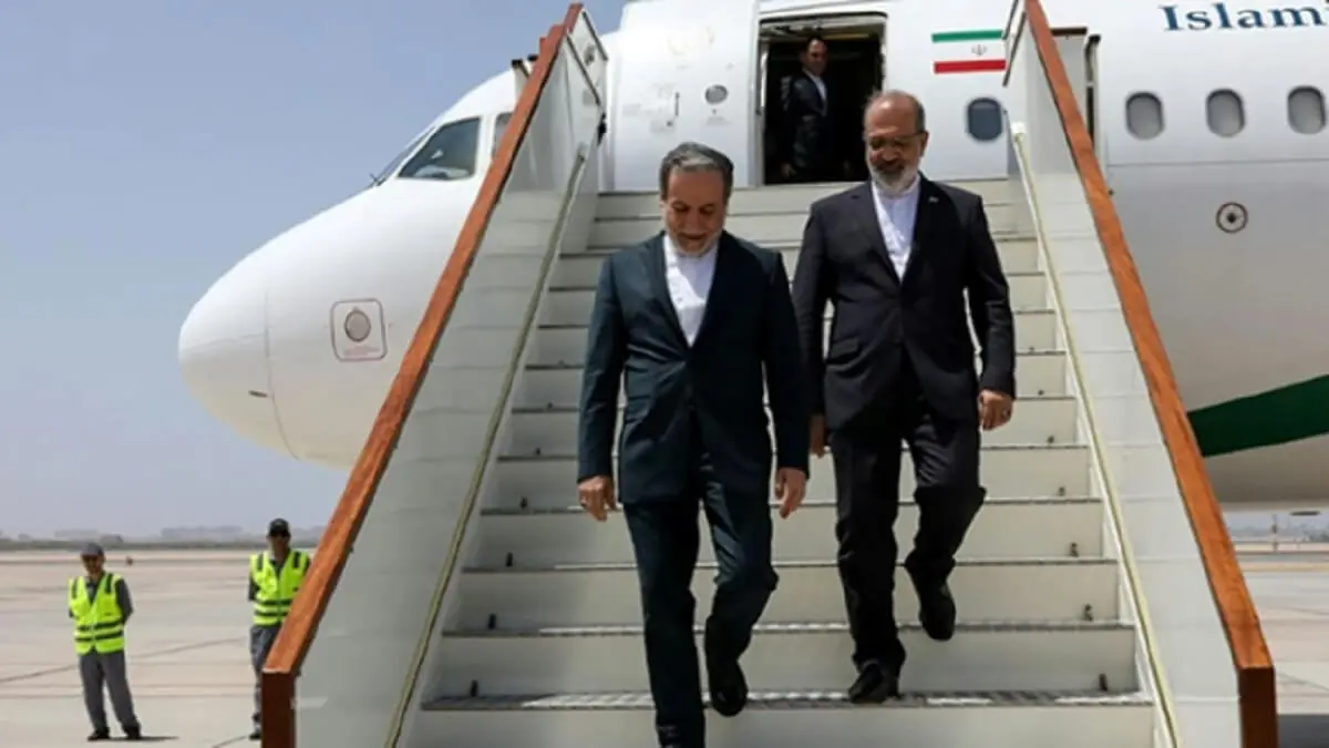 El ministro iraní de Asuntos Exteriores, Abbas Araghchi (izquierda), el 11 de mayo de 2025 en Mascate - PHOTO/Ministerio de Asuntos Exteriores iraní