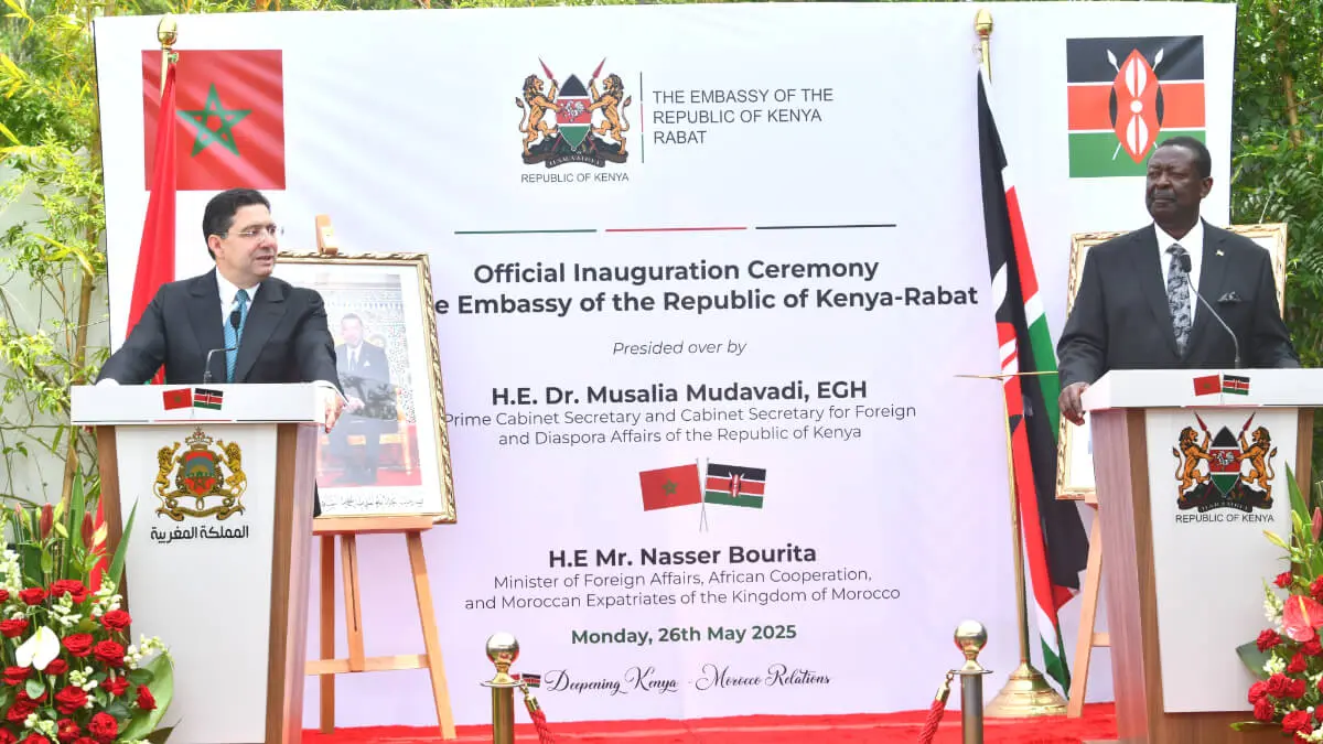 Nasser Bourita, ministro de Asuntos Exteriores marroquí, junto al primer ministro y ministro de Asuntos Exteriores de Kenia, Musalia Mudavadi durante la inauguración de la embajada de Kenia en Rabat - PHOTO/@Marocdiplomatie