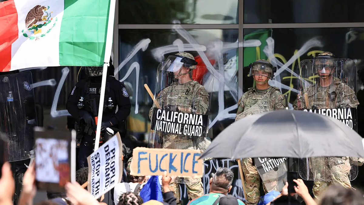 <p>Manifestantes se reúnen mientras miembros de la Guardia Nacional de California se encuentran frente al Edificio Federal Edward R. Roybal, tras su despliegue por el presidente estadounidense Donald Trump, en respuesta a las protestas contra las redadas migratorias, en Los Ángeles, California, EE. UU., el 9 de junio de 2025 - REUTERS/DAVID SWANSON </p>