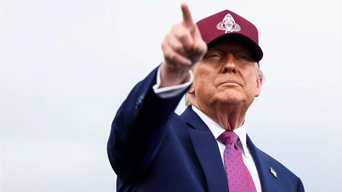 El presidente de Estados Unidos, Donald Trump, señala con el dedo mientras pronuncia un discurso durante un mitin en Fort Bragg, Carolina del Norte, EE. UU., el 10 de junio de 2025 - REUTERS/ EVELYN HOCKSTEIN