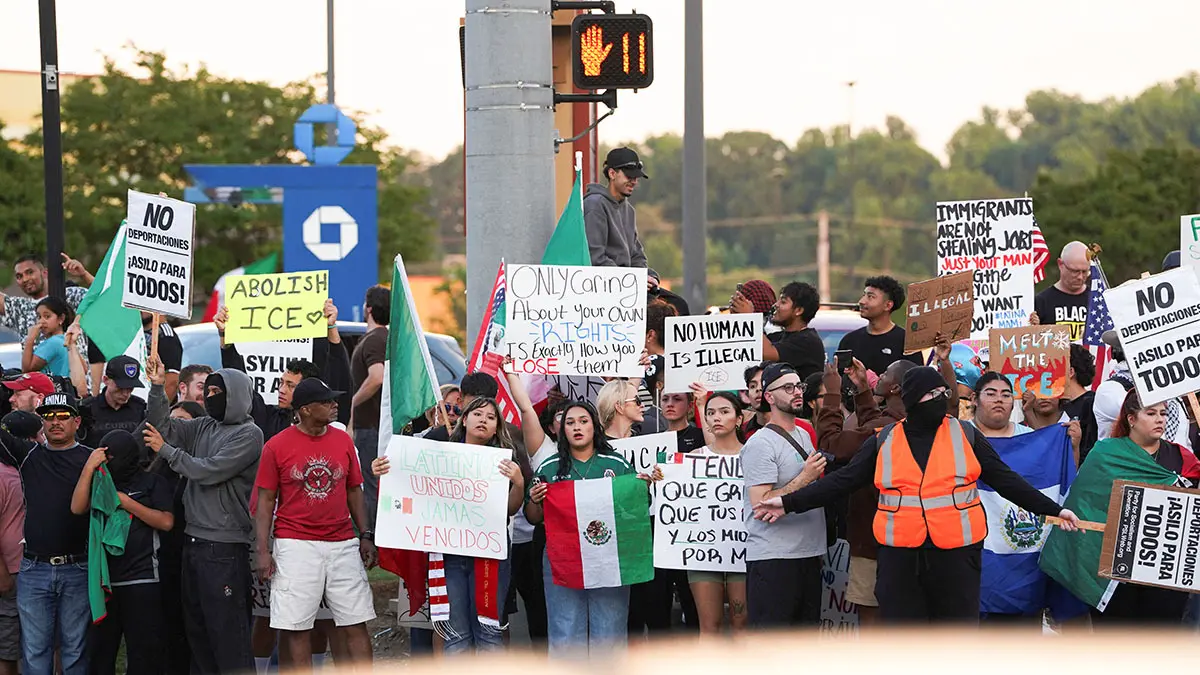 Manifestantes sostienen carteles durante una protesta contra las redadas federales de inmigración, en Atlanta, Georgia, EE. UU., el 10 de junio de 2025 - REUTERS/ MEGAN VARNER