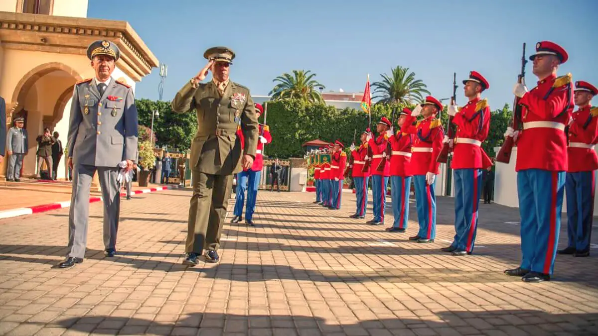 El general Michael Langley, comandante del United States Africa Command (AFRICOM) desde agosto de 2022, junto a Mohamed Berrid, inspector general de las Fuerzas Armadas Reales de Marruecos y el Comandante de la Zona Militar Sur, saludando a las tropas dutante el desfile previo a las maniobras del African Lion - PHOTO/FAR MAROC