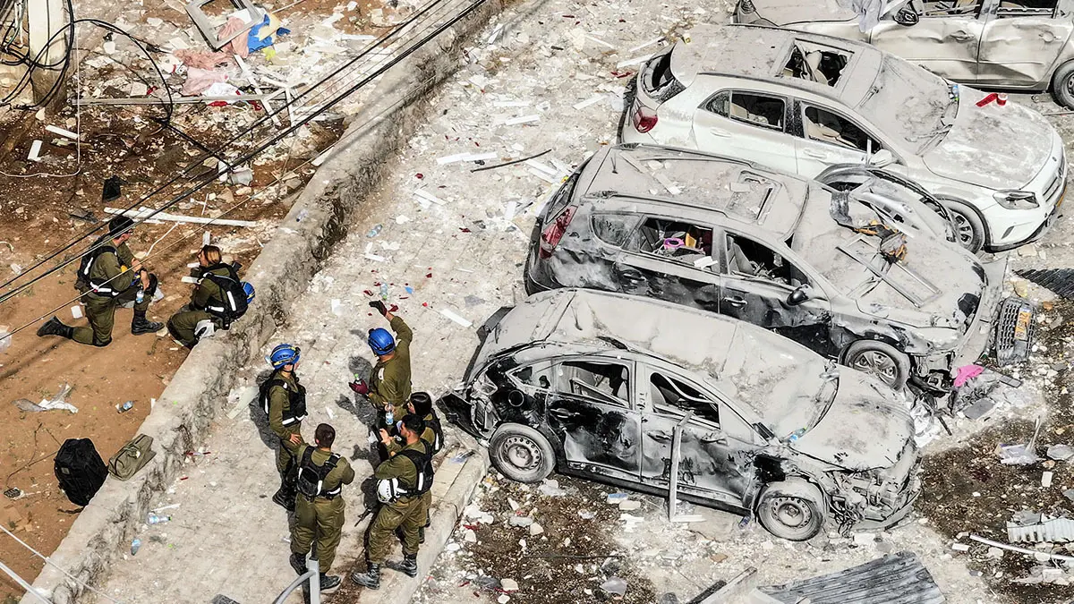 Una fotografía de un dron muestra al personal de rescate junto a vehículos dañados cerca de viviendas y una escuela en el lugar del impacto tras un ataque con misiles de Irán contra Israel, en Bnei Brak, Israel, el 16 de junio de 2025 - REUTERS/ CHEN KALIFA