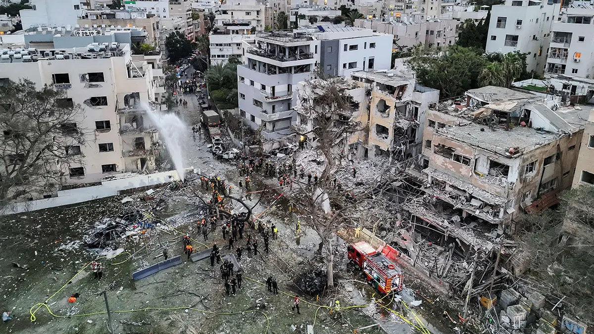 Una fotografía de un dron muestra los daños en viviendas en el lugar del impacto tras un ataque con misiles iraníes contra Israel, en Tel Aviv, Israel, el 16 de junio de 2025 - REUTERS/ MOSHE MIZRAHI
